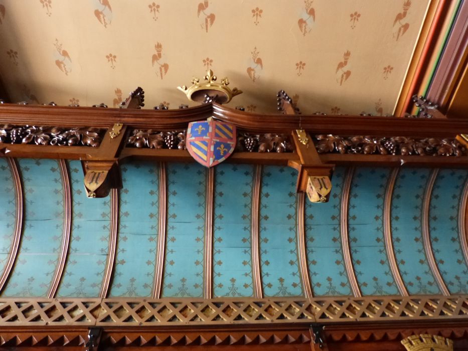 grande salle du rez-de-chaussée, détail d’un des écussons