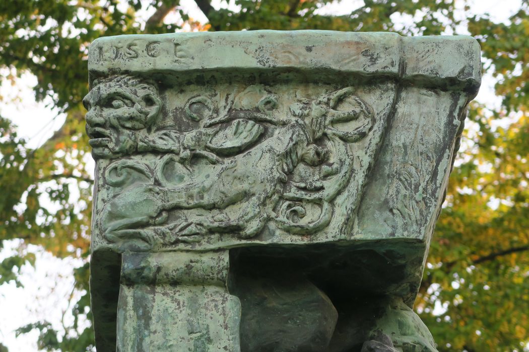 détail du monument (face ouest)