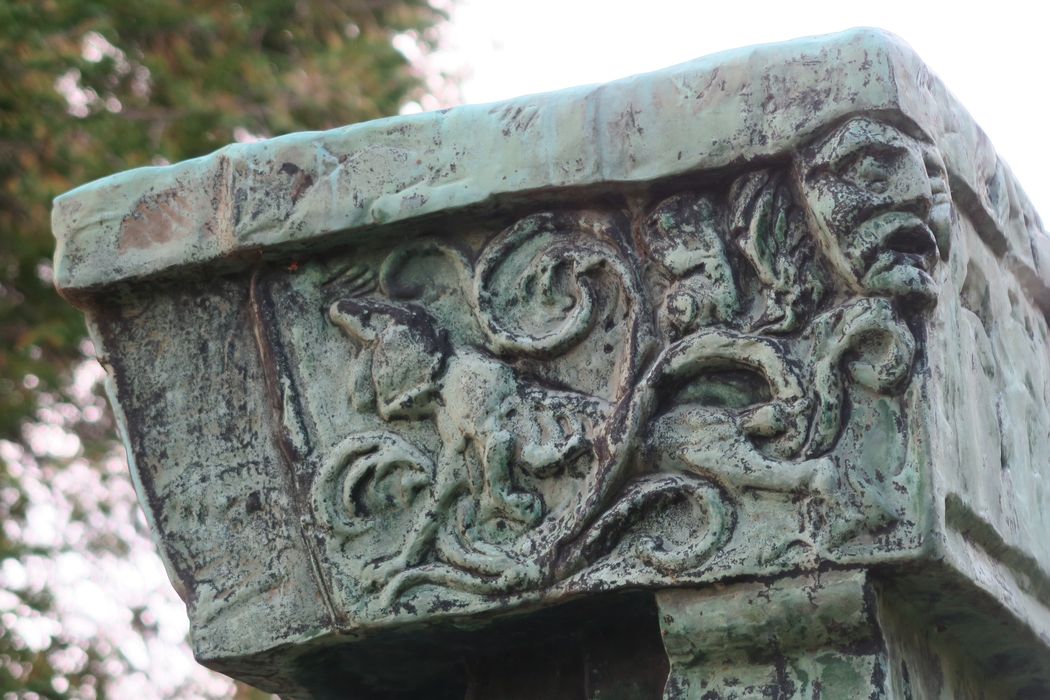 détail du monument (face est)