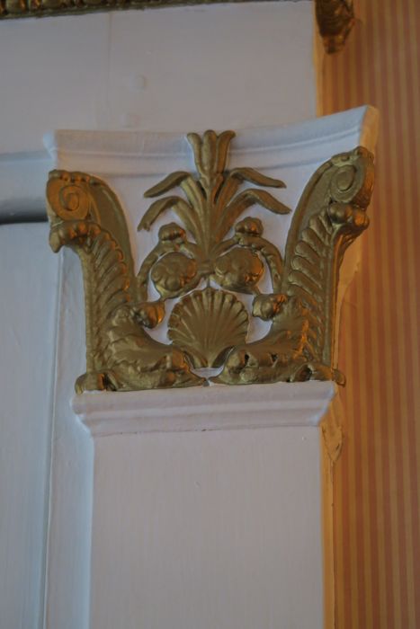premier logis, appartement du premier étage : salon, détail d’un chapiteau de l’encadrement de porte 