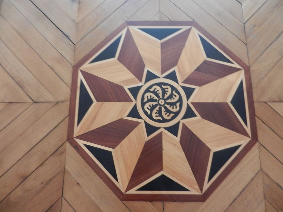 premier logis, appartement du premier étage : salon, détail du parquet  
