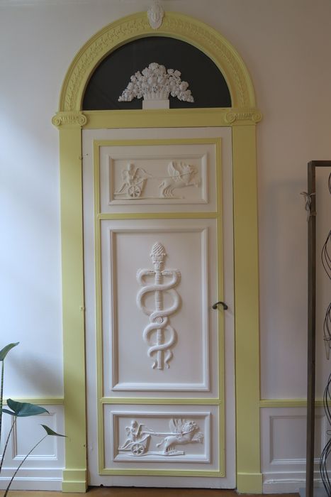 premier logis, appartement du deuxième étage : salon, détail d’une porte 