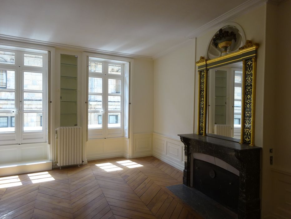 premier logis, appartement du deuxième étage : chambre sur rue vue vers le sud-ouest 