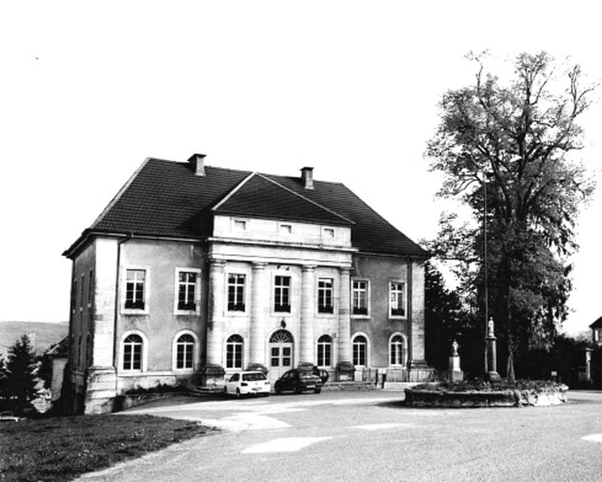 façade sud sur la place