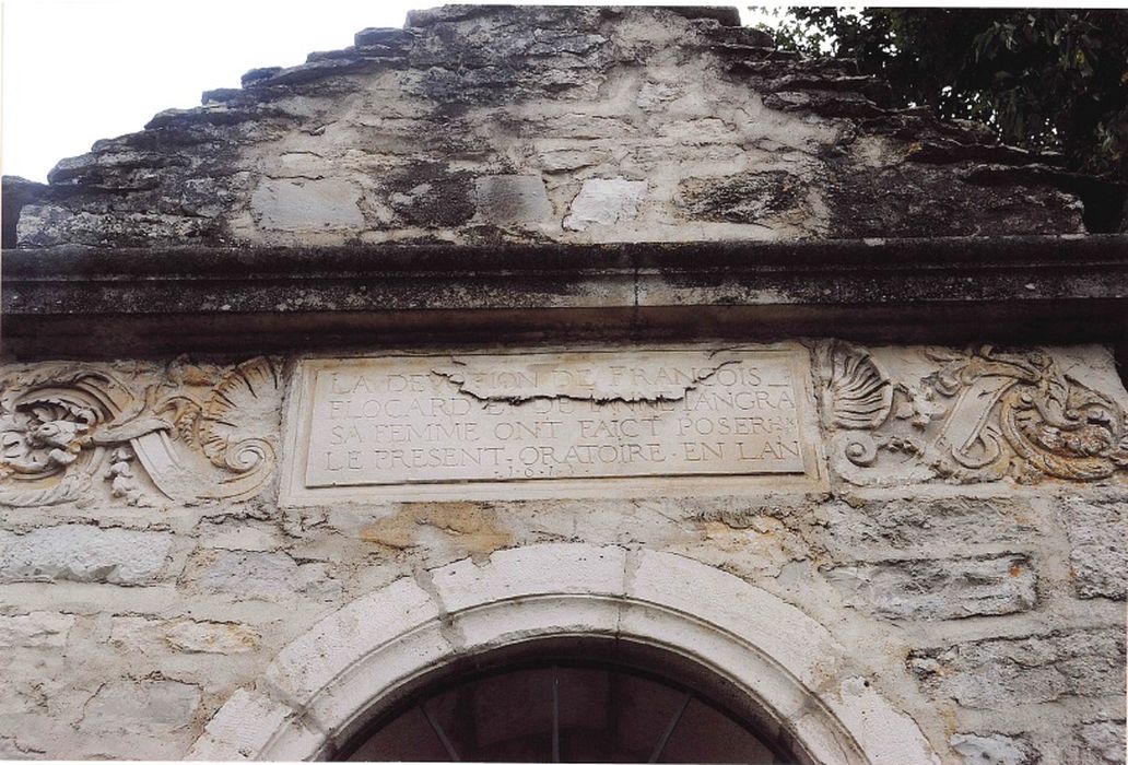 façade antérieure, détail de la frise et de la corniche