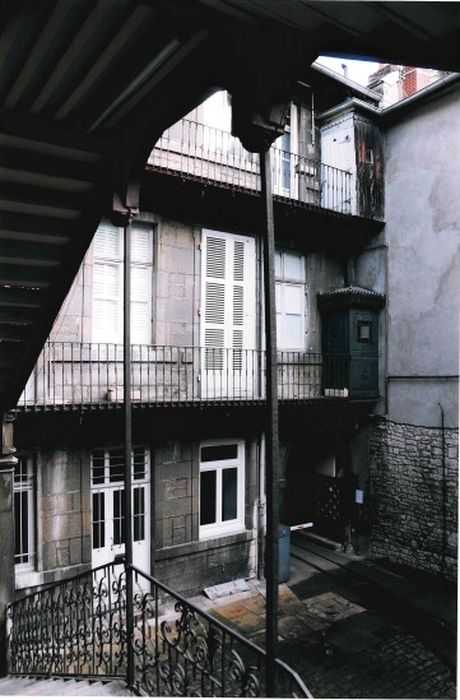 vue partielle des façades sur la 1ère cour