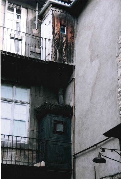 1ère cour, détail des cabines de latrines
