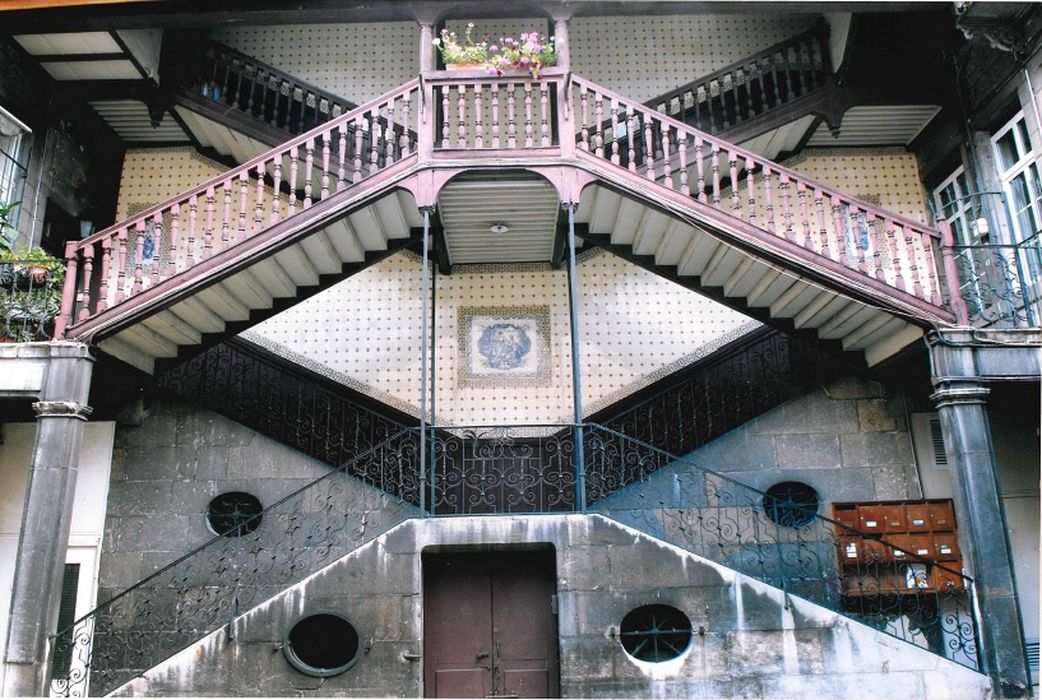 1ère cour, escalier-galerie