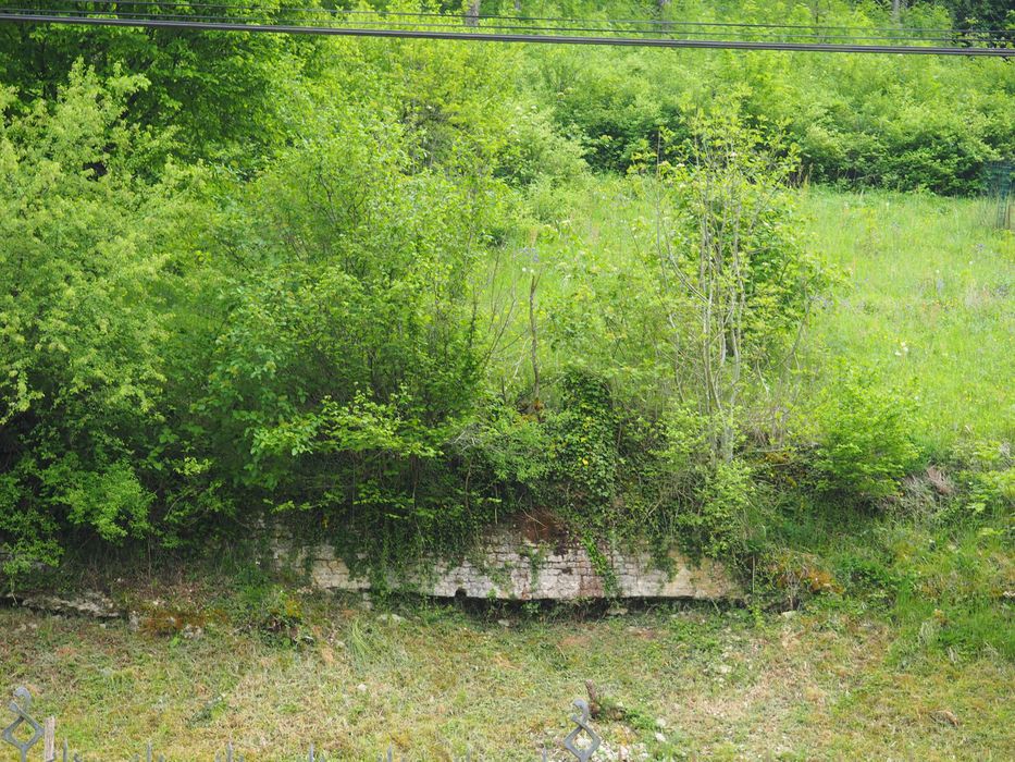 tronçon 71, vue partielle des vestiges au n°44 rue de l’Aqueduc à Montfaucon 