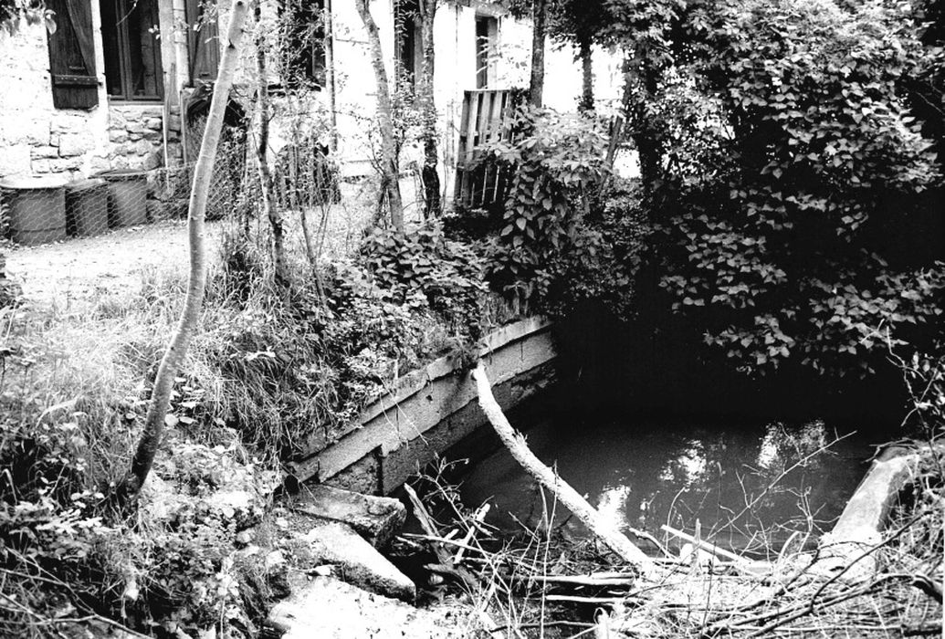 canal, virage en amont des roues de la machine hydraulique 