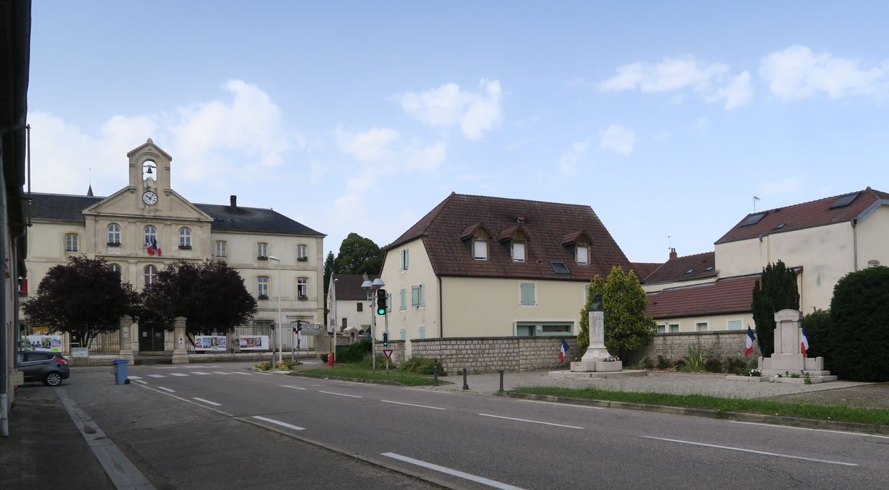 vue générale du monument aux morts dans son environnement (face nord-est)