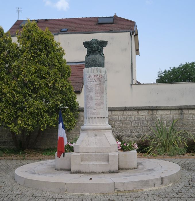 vue générale du monument aux morts (face est)