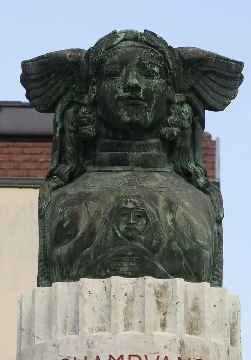 vue partielle du monument aux morts (face est)