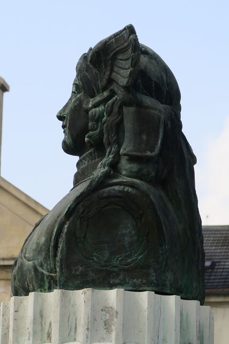 vue partielle du monument aux morts