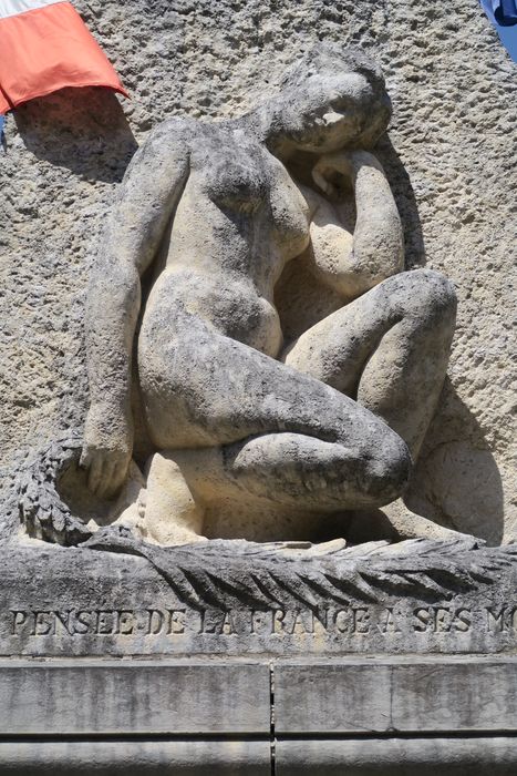 vue partielle du monument aux morts (face sud)