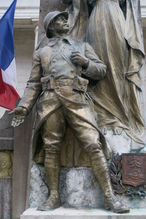 vue partielle du monument (face sud-ouest) : Soldat