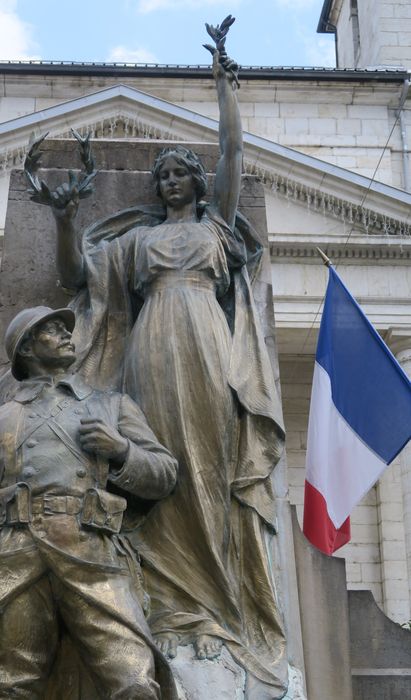 vue partielle du monument aux morts, détail de la gloire