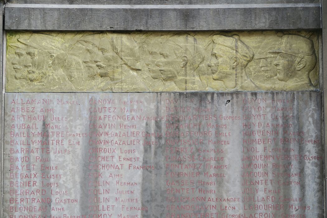 détail du bas-relief gauche
