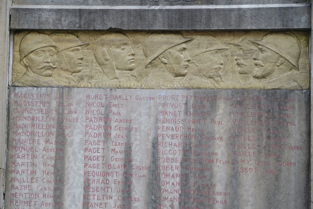 détail du bas-relief droit