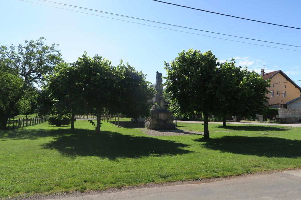 vue générale du monument aux morts dans son environnement (cade nord-ouest)