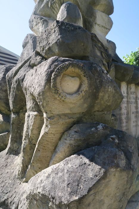 détail de la sculpture (face ouest)