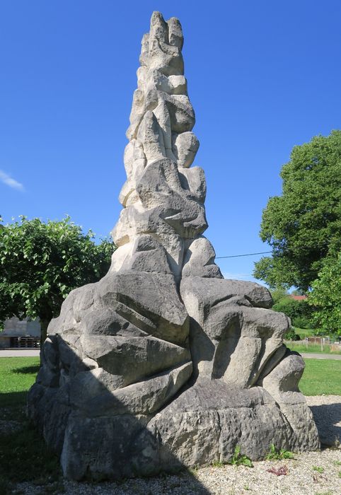 vue générale du monument aux morts (face ouest)