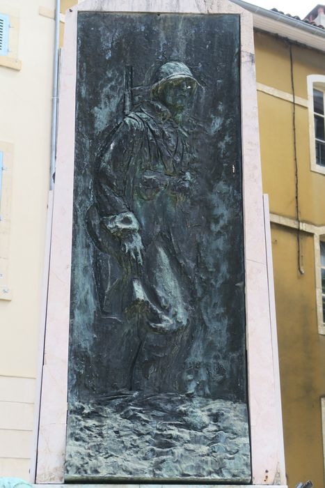 vue partielle du monument aux morts (face sud)