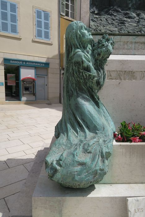 vue partielle du monument aux morts