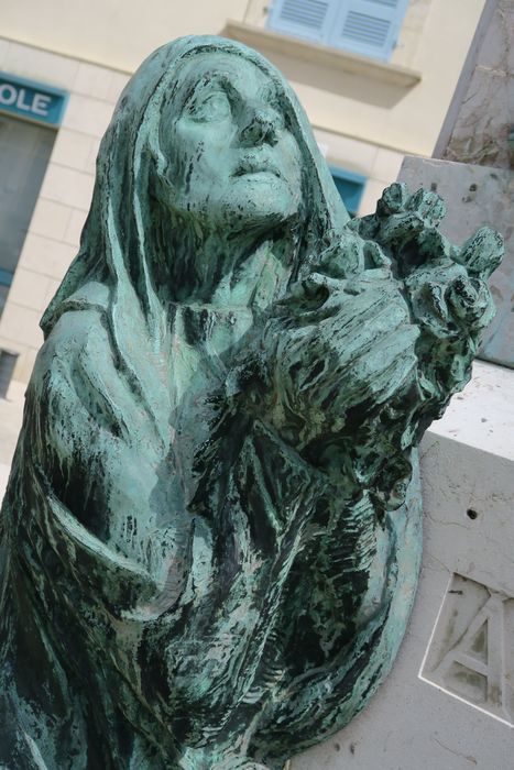détail du monument aux morts (face  sud)