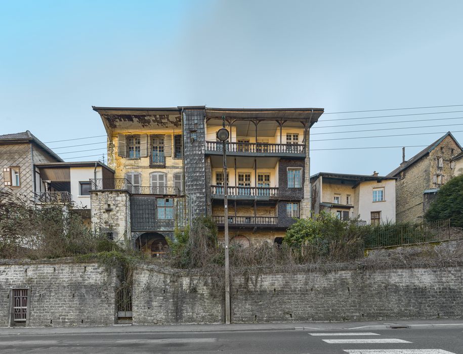 façade ouest sur jardin depuis la rue