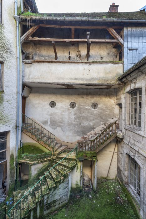 façades sud sur la cour intérieure avec galerie et escalier