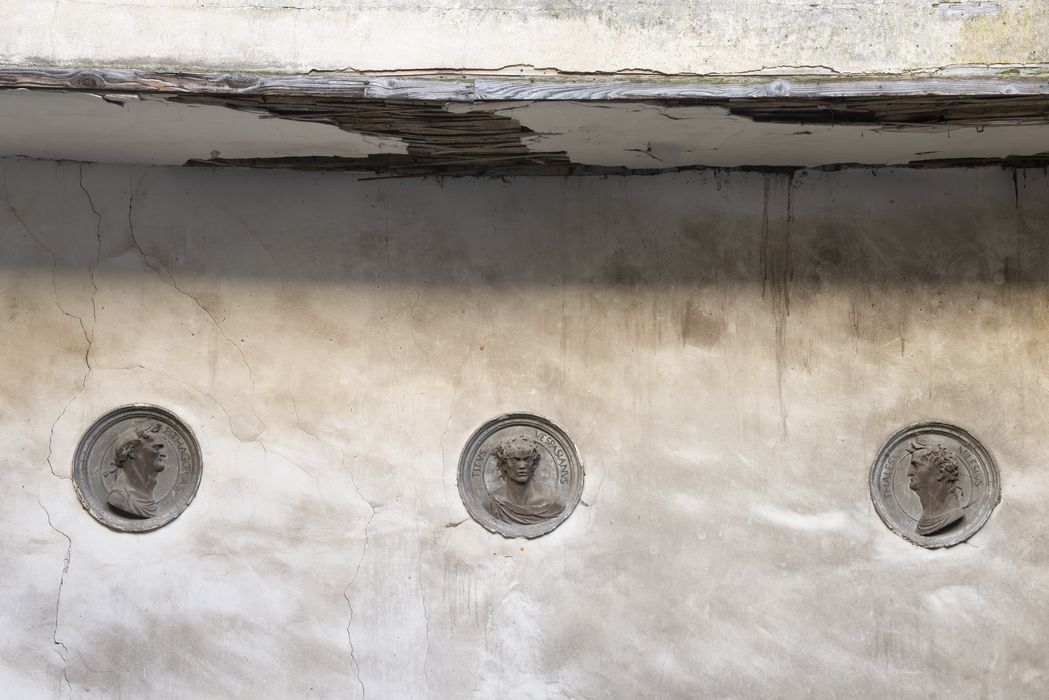 cour intérieure, détails décoratifs (médaillons) de la façade sud
