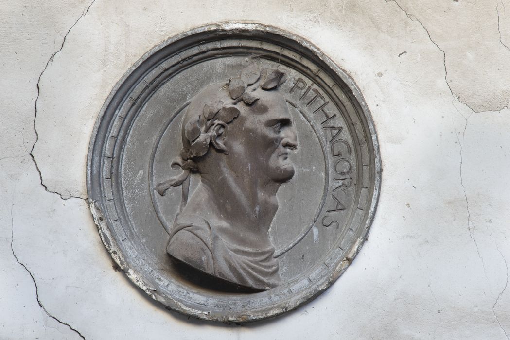 cour intérieure, détail décoratif (médaillon) de la façade sud