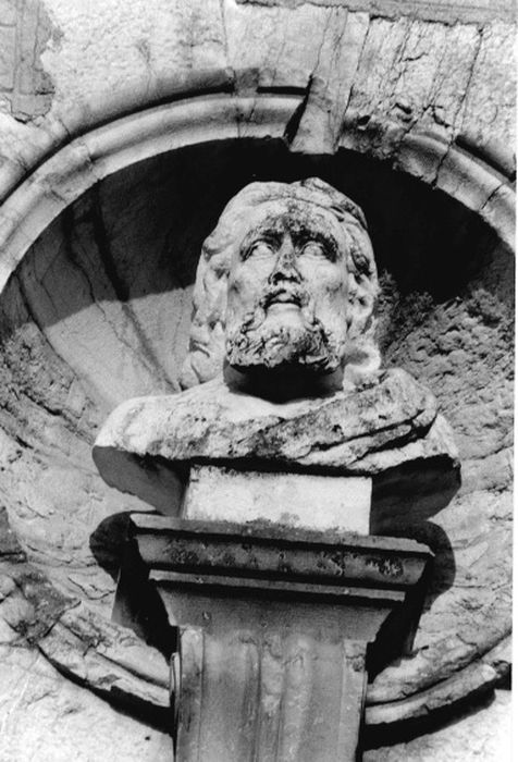 façade antérieure, détail du buste de la niche de gauche