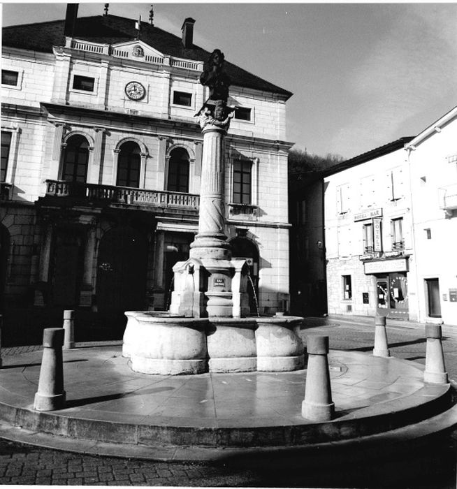 vue générale de la fontaine avec l'hôtel de ville depuis la rue Pasteur à l'est 