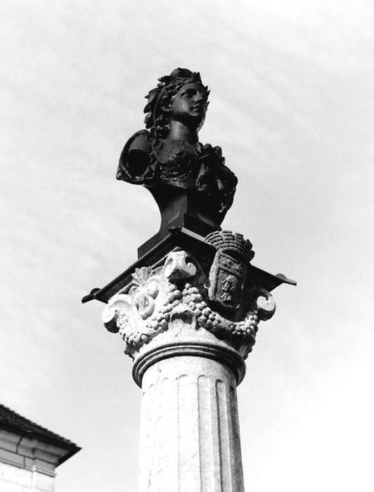 détail du chapiteau et buste de la République 