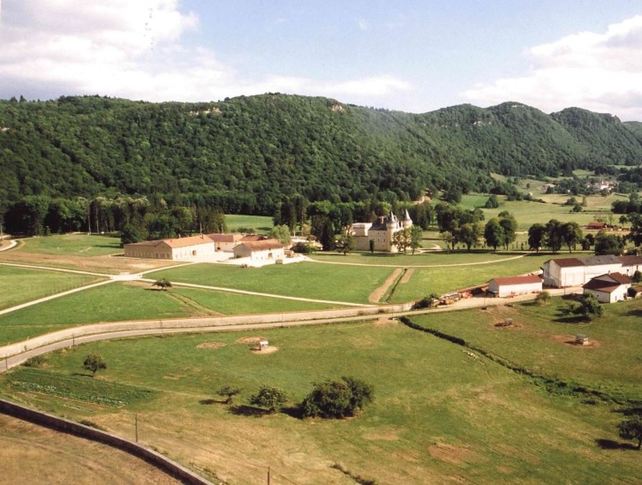 vue générale du château dans son environnement depuis le nord du vallon