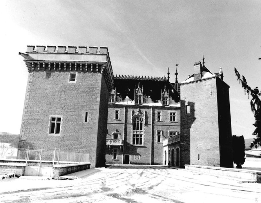 ensemble est du logis et du donjon