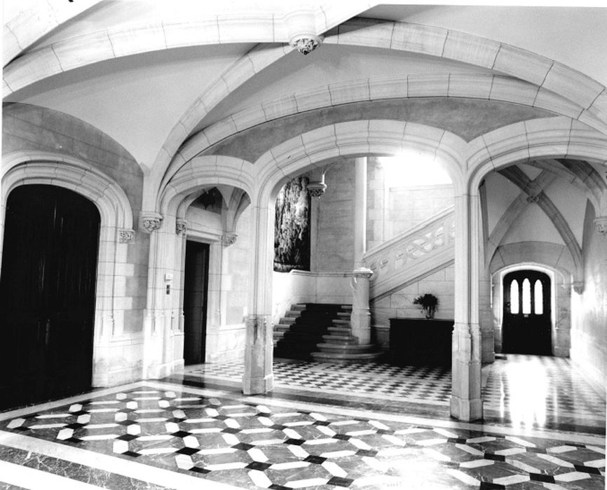 logis, rez-de-chaussée, depuis le grand vestibule l’escalier monumental