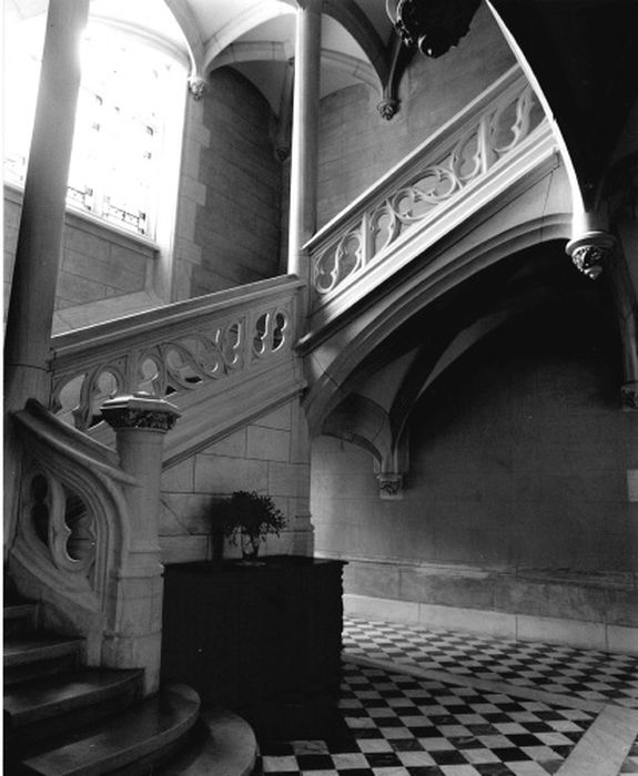 logis, rez-de-chaussée, escalier monumental, départ et volées d’accès au 1er étage