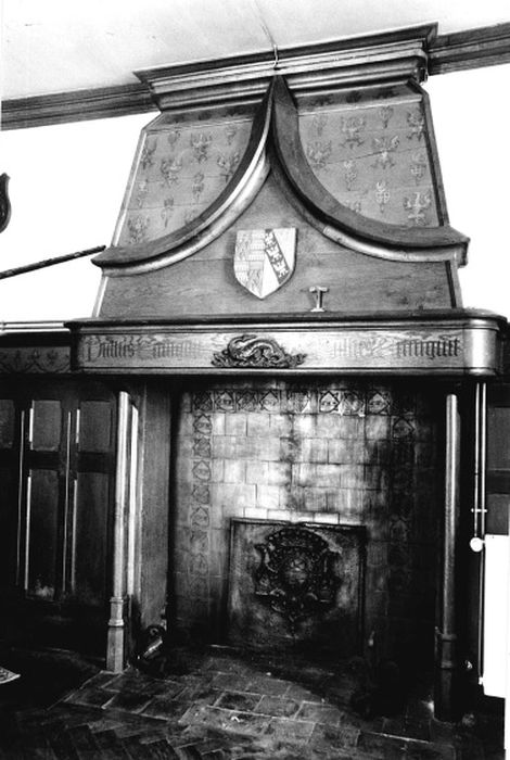 aile sud, rez-de-chaussée, salle à manger, cheminée 