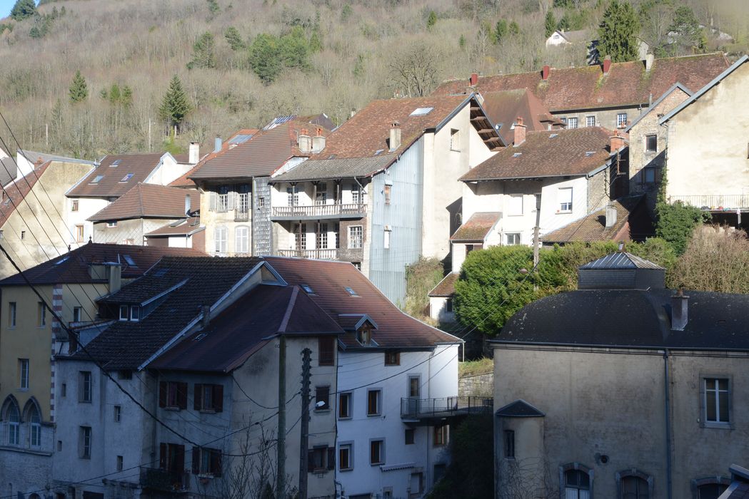 vue partielle de l’hôtel dans son environnement urbain depuis l’Ouest
