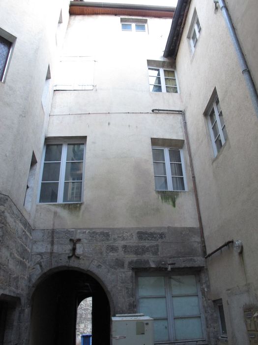 façade sur cour, vue partielle