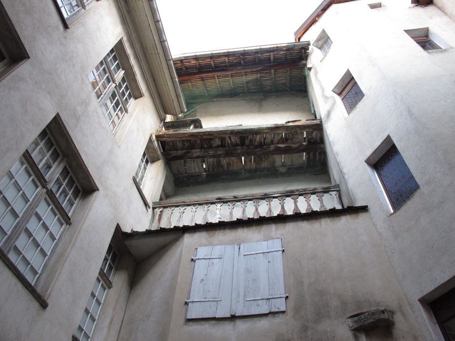 façade sur cour, vue partielle
