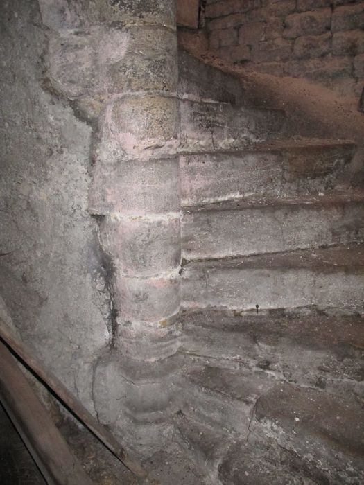 soubassement, départ de l’escalier en vis