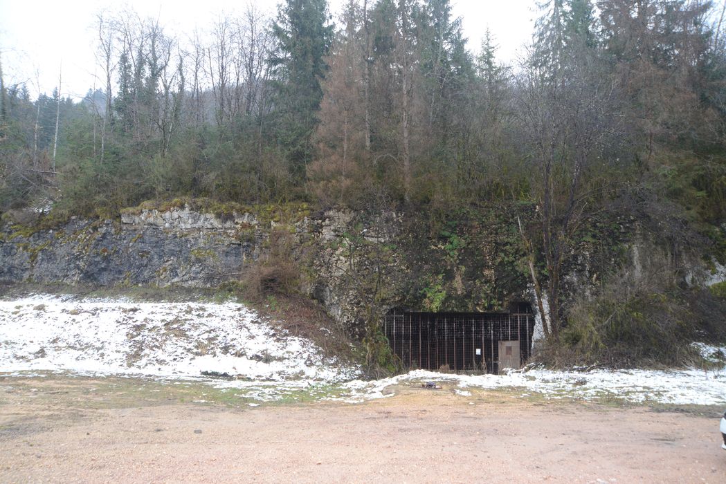 carreau de carrière vu depuis le nord, front de taille et entrée de la carrière  souterraine 