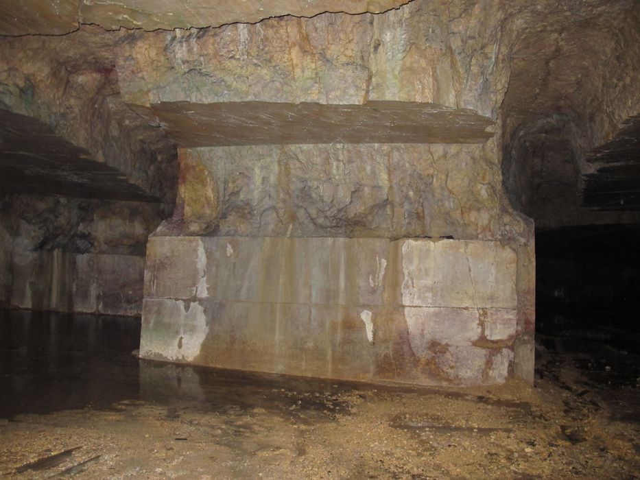intérieur de carrière, pilier perdu avec traces du fil hélicoïdal 