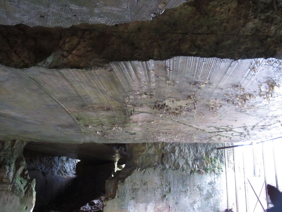 intérieur de carrière, sommet du banc de marbre avec traces de fil hélicoïdal 