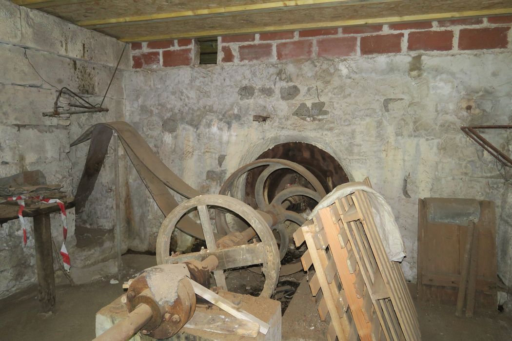 moulin, partie sud pour l’atelier de nettoyage et turbine, sous-sol : salle des courroies derrière la turbine 