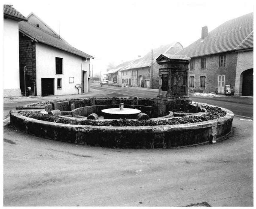 vue générale de la fontaine-lavoir